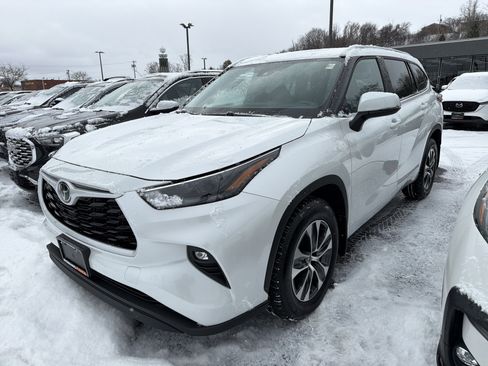 Used 2024 Toyota Highlander XLE image 4