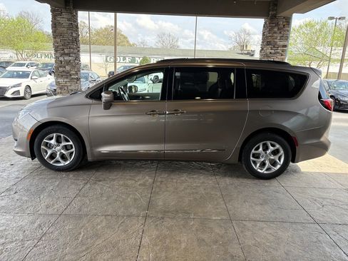 Used 2017 Chrysler Pacifica Touring-L w/ Tire & Wheel Group image 9