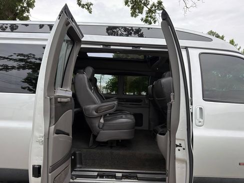 Used 2018 GMC Savana 3500 Extended RWD image 41