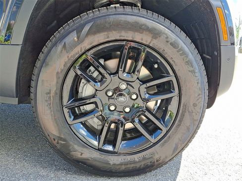 New 2025 Land Rover Defender 110 S image 5