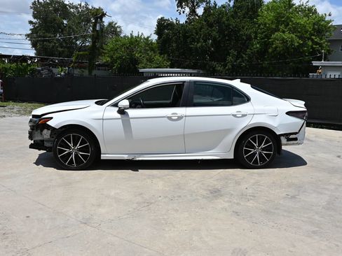 Used 2022 Toyota Camry SE FWD image 5