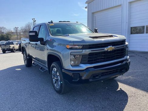 Used 2024 Chevrolet Silverado 2500 Custom w/ Custom Value Package image 2