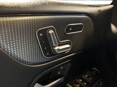 Used 2021 Mercedes-Benz GLB 250 4MATIC image 30