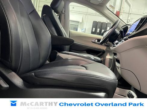 Used 2024 Chrysler Pacifica Touring-L FWD image 35