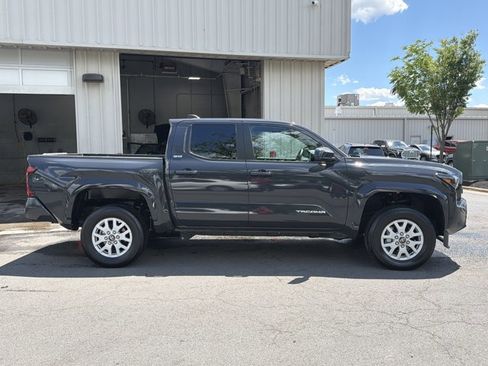 Used 2025 Toyota Tacoma SR5 AWD/4WD image 4