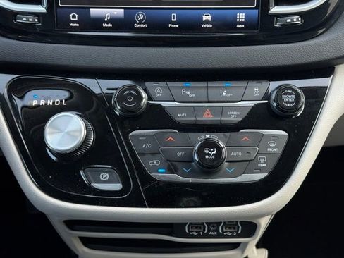 Certified 2024 Chrysler Pacifica Touring-L image 34