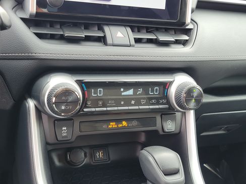 Used 2025 Toyota RAV4 XLE AWD/4WD image 27