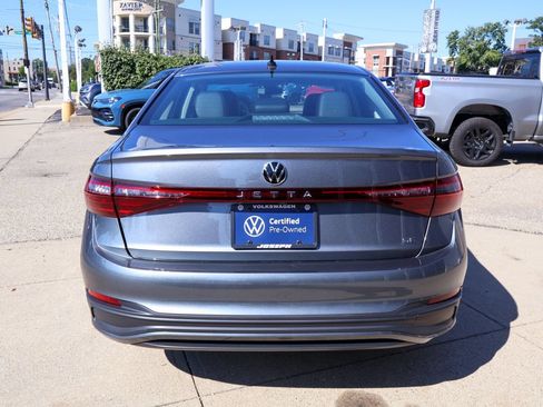 Used 2026 Volkswagen Jetta SE FWD image 4