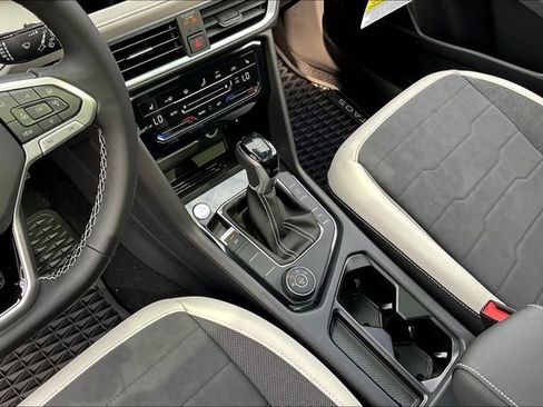 New 2025 Volkswagen Taos SE image 9