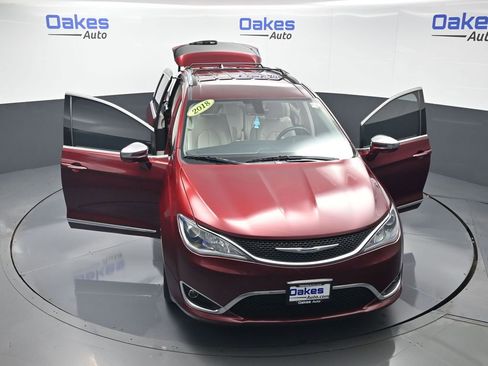 Used 2018 Chrysler Pacifica Limited image 58