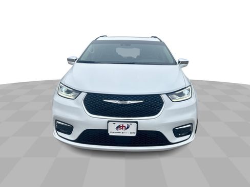 Used 2022 Chrysler Pacifica Limited image 3