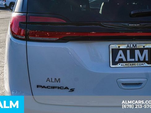 Used 2025 Chrysler Pacifica Limited image 15