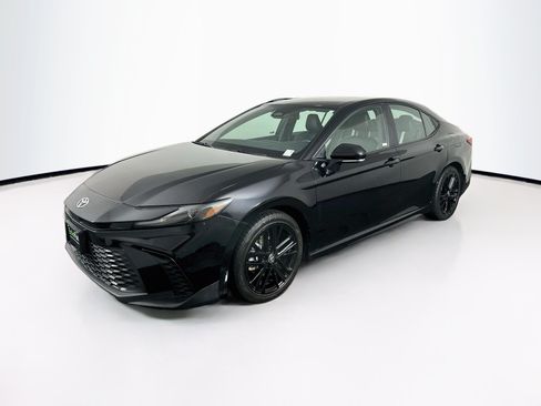 Used 2025 Toyota Camry SE FWD image 3