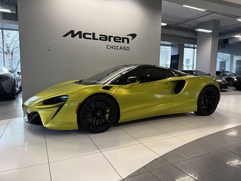 Used 2025 McLaren Artura Spider image 1