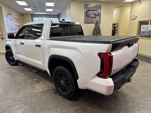Used 2022 Toyota Tundra SR5 w/ SR5 Convenience Package AWD/4WD image 8