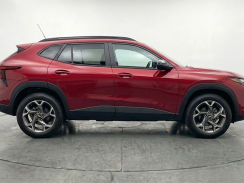 Used 2025 Chevrolet Trax LT FWD image 11