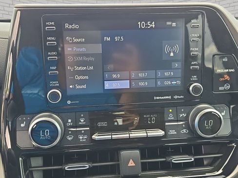 Used 2021 Toyota Highlander XLE FWD image 23