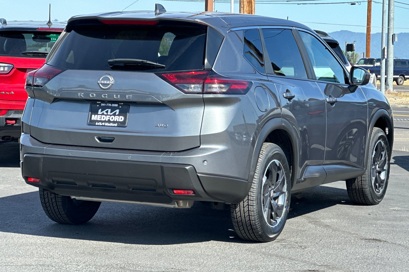 Used 2025 Nissan Rogue SV AWD/4WD image 4