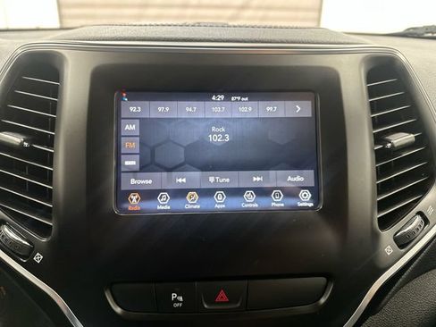 Used 2020 Jeep Cherokee Latitude Plus AWD/4WD image 13