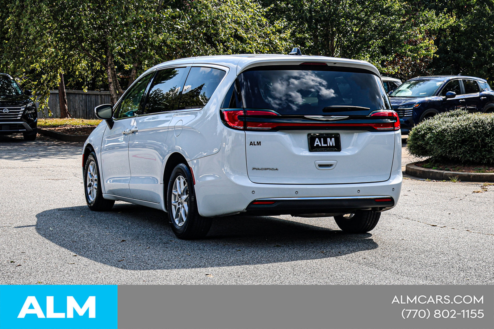 Used 2023 Chrysler Pacifica Touring-L FWD image 8