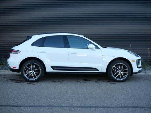 Used 2025 Porsche Macan image 27