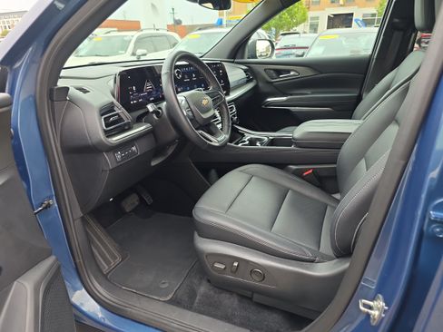 Used 2025 Chevrolet Traverse LT AWD/4WD image 2