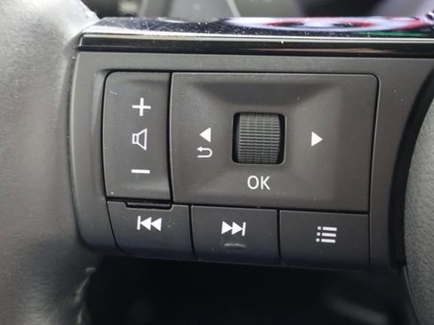 Used 2022 Nissan Rogue Platinum w/ Head-Up Display Package image 11