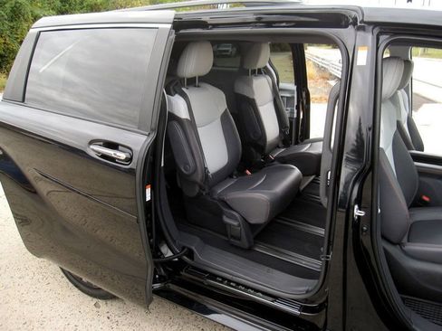 Used 2023 Toyota Sienna XSE image 26