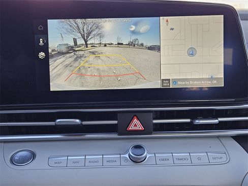 New 2025 Hyundai Elantra Limited image 18