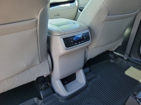 Used 2019 Toyota Highlander XLE AWD/4WD image 11