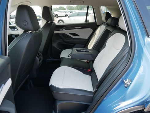 Certified 2025 Volkswagen Tiguan SE AWD/4WD image 8