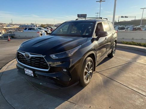 Used 2023 Toyota Highlander XLE image 9