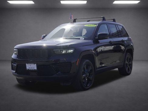 Used 2023 Jeep Grand Cherokee Altitude AWD/4WD image 8