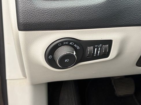 Used 2021 Jeep Compass Latitude FWD image 10