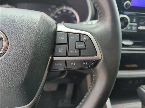 Certified 2024 Toyota Highlander XLE FWD image 18