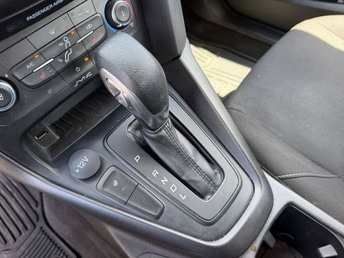 Used 2018 Ford Focus SE w/ Cold Weather Package FWD image 21