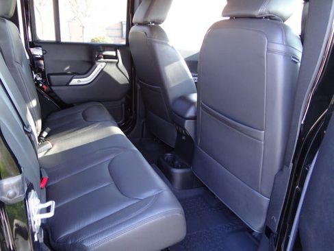 Used 2015 Jeep Wrangler Unlimited Rubicon w/ Connectivity Group image 26