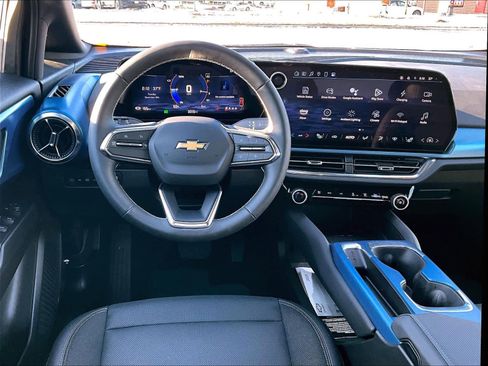 Used 2025 Chevrolet Equinox EV LT w/ Convenience Package image 16