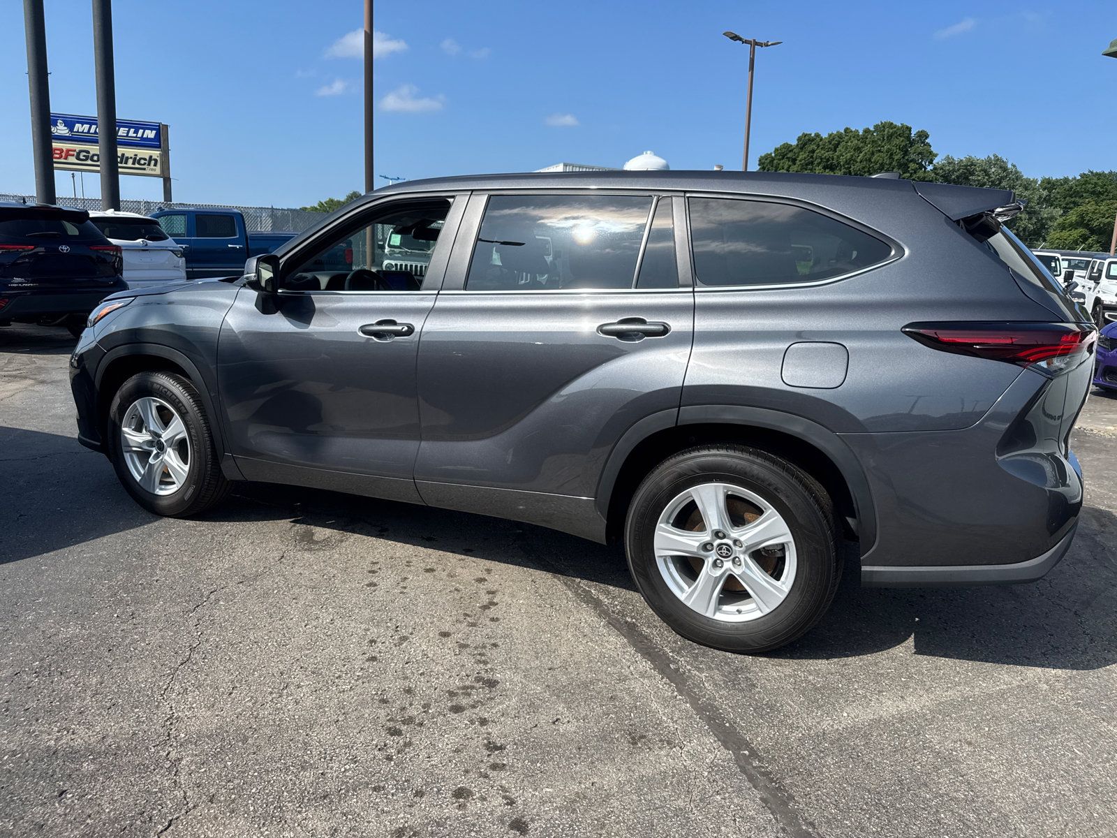 Used 2025 Toyota Highlander LE FWD image 3