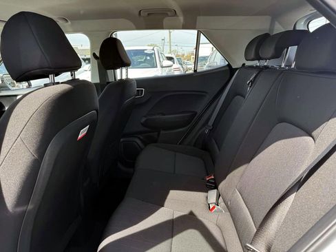 Used 2025 Hyundai Venue SE FWD image 12