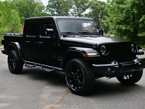 Used 2023 Jeep Gladiator Overland AWD/4WD image 4