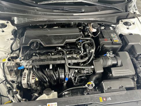 Used 2025 Hyundai Elantra Limited FWD image 33