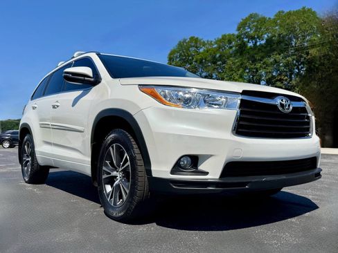 Used 2016 Toyota Highlander XLE w/ Protection Package #3 AWD/4WD image 2