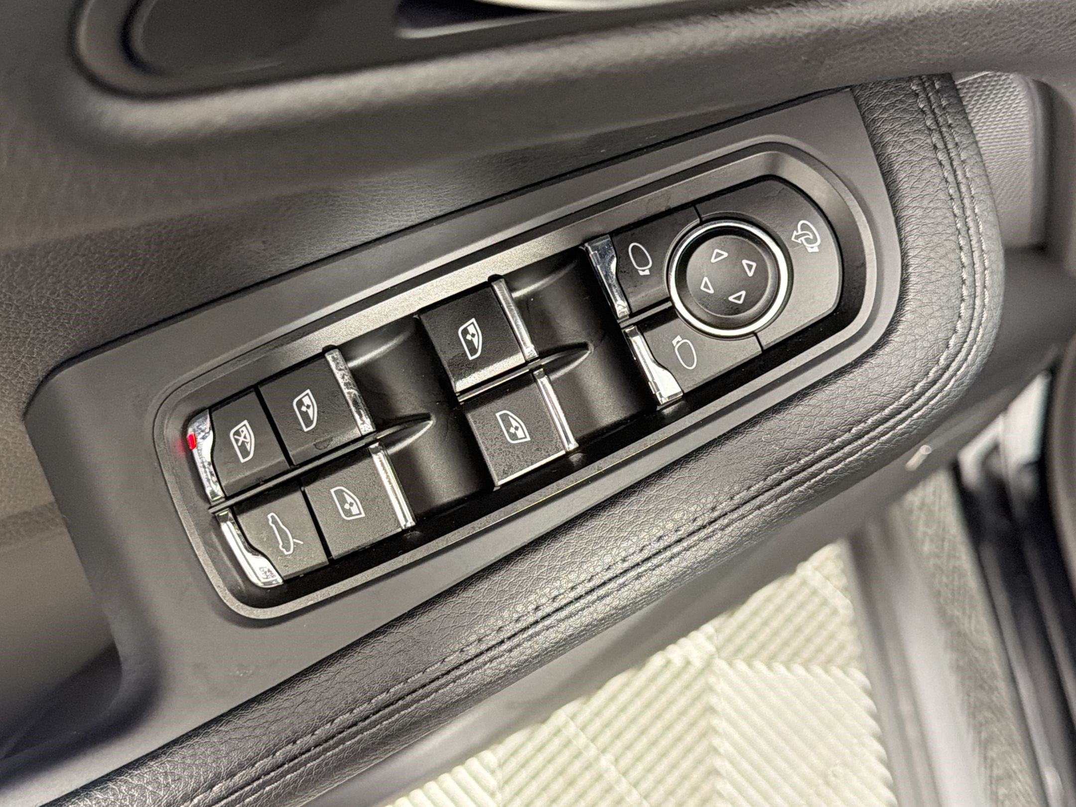 Used 2026 Porsche Macan AWD/4WD image 13