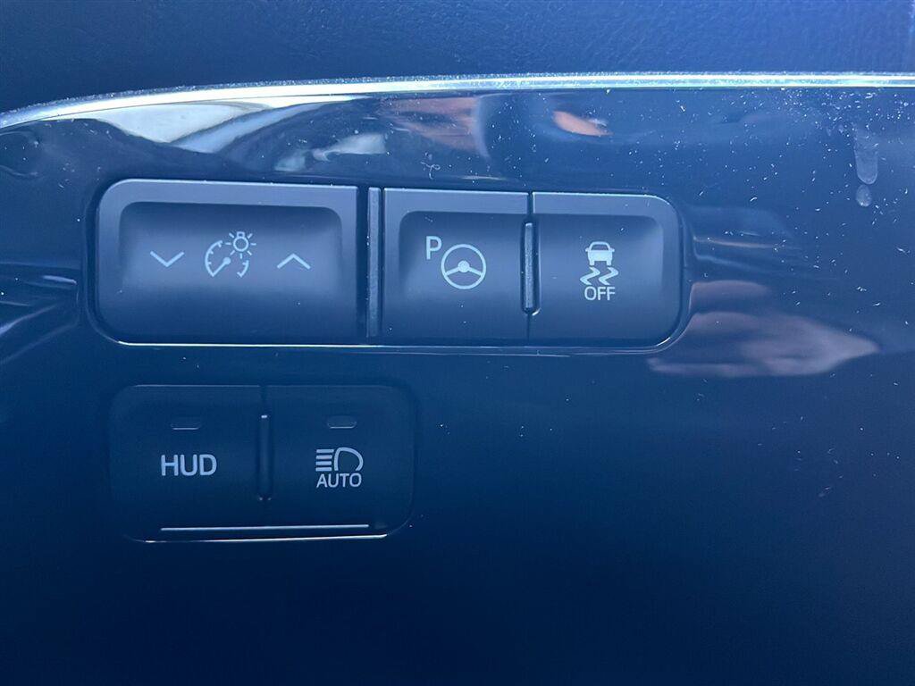 Used 2019 Toyota Prius Limited FWD image 6