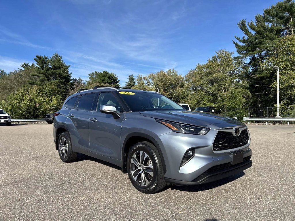 Used 2022 Toyota Highlander XLE AWD/4WD image 1