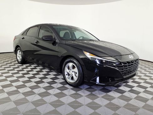 Certified 2023 Hyundai Elantra SE FWD image 3