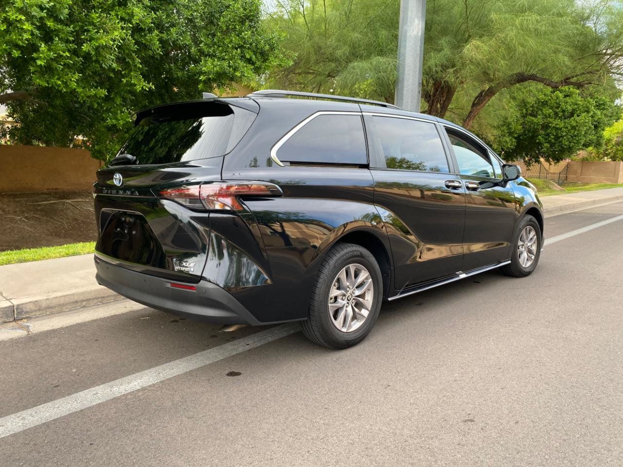Used 2024 Toyota Sienna XLE FWD image 7