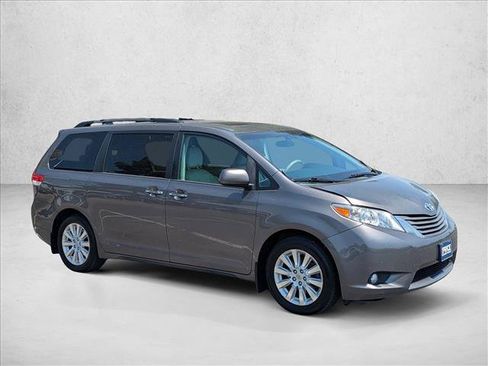 Used 2014 Toyota Sienna XLE w/ XLE Premium Package AWD/4WD image 3