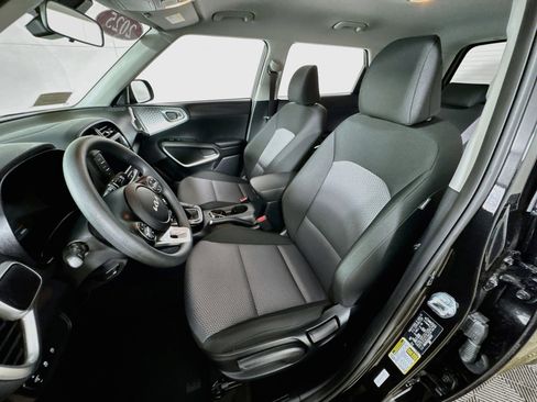 Used 2025 Kia Soul LX FWD image 12